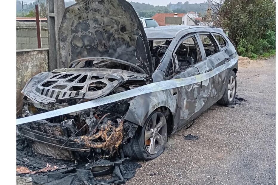 Viatura incendiada em Constância, com ameaças ao casal proprietário