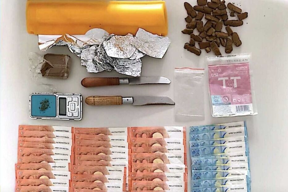 Apreensão de notas, embalagens e produto suspeito pela Polícia de Segurança Pública