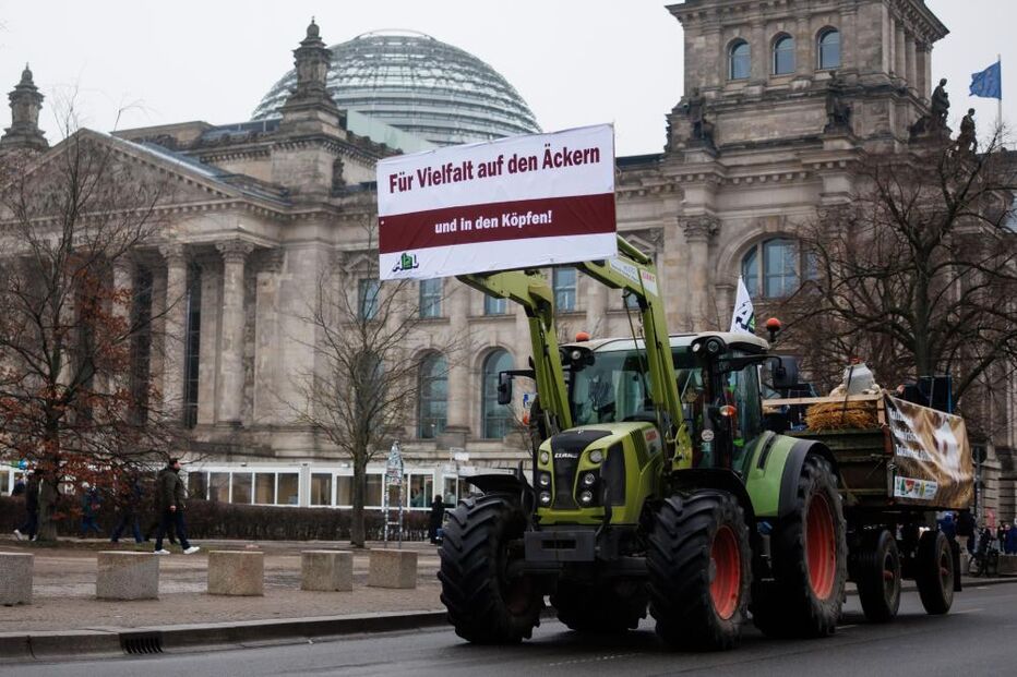 Manifestação em Berlim contra acordo UE-Mercosul com tratores e cartaz pela diversidade