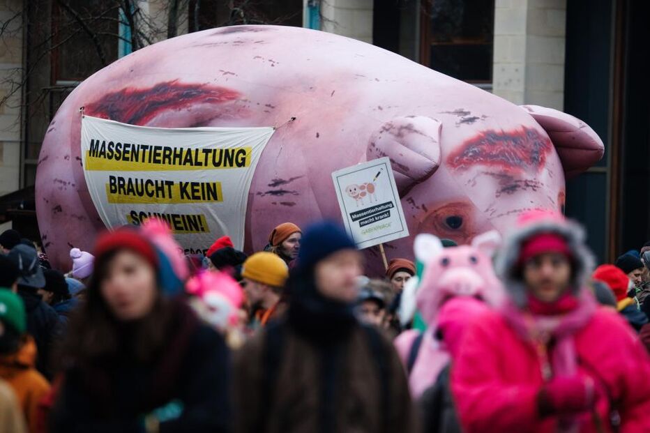 Protesto contra a produção em massa de animais e o acordo UE-Mercosul, em Berlim