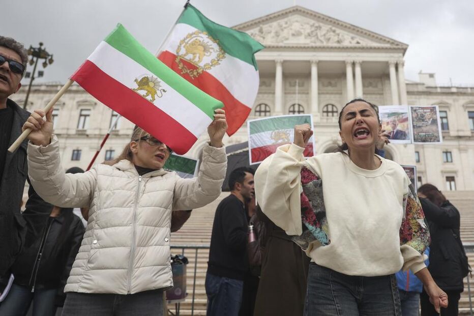 Dezenas manifestam-se pacificamente em frente à Assembleia da República, em Lisboa, em apoio aos protestos no Irão