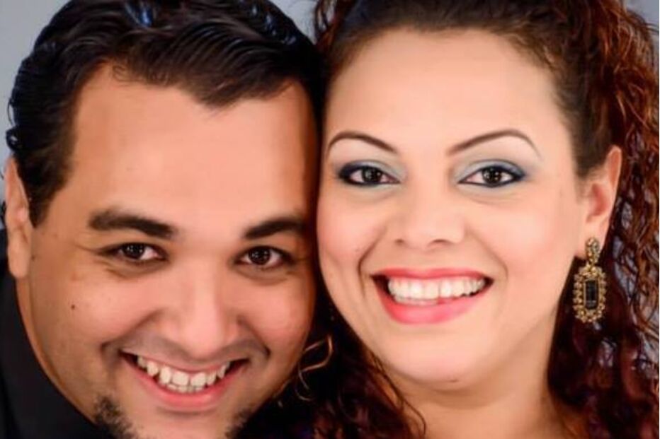 Retrato de um casal sorridente e elegante