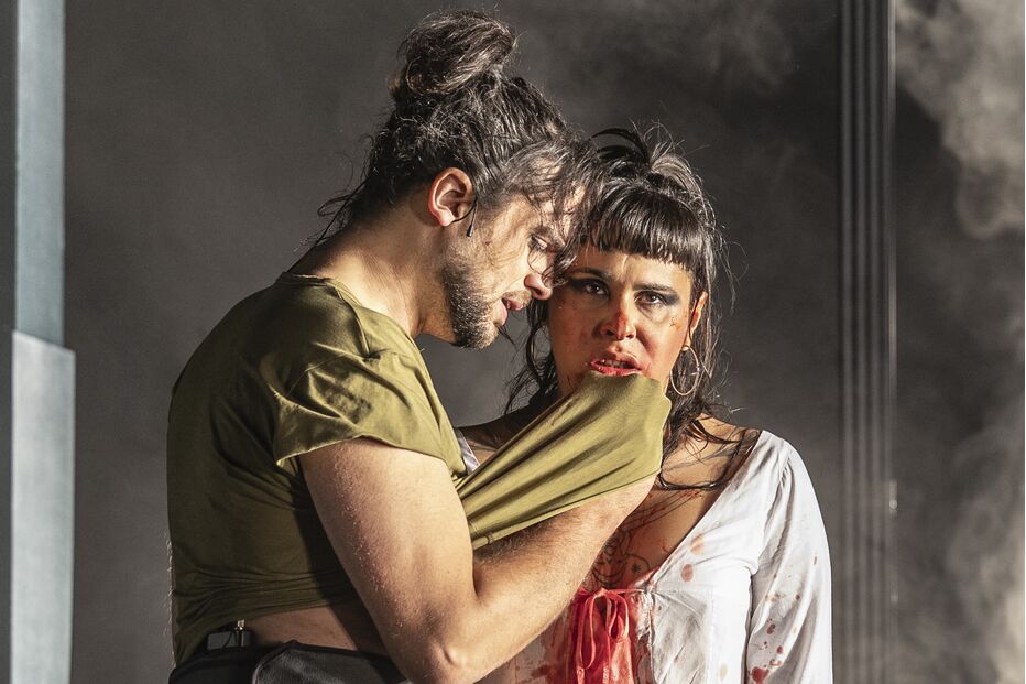 Peça de Shakespeare no CCB apresenta tragédia com encenação intensa e emotiva.
