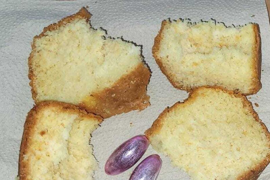 Fatias de bolo e duas cápsulas