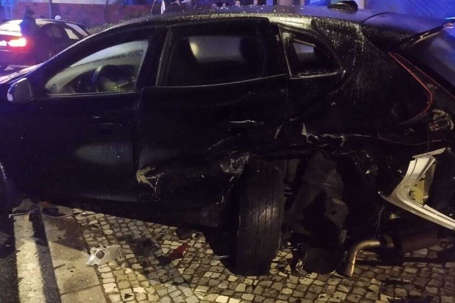 Despiste em Águeda: carro abalroa viaturas estacionadas e GNR investiga