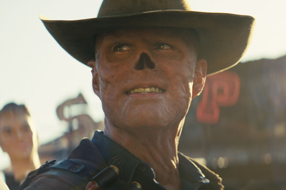 Homem com chapéu olha para o lado, com mulher e escrita 'ZP' ao fundo