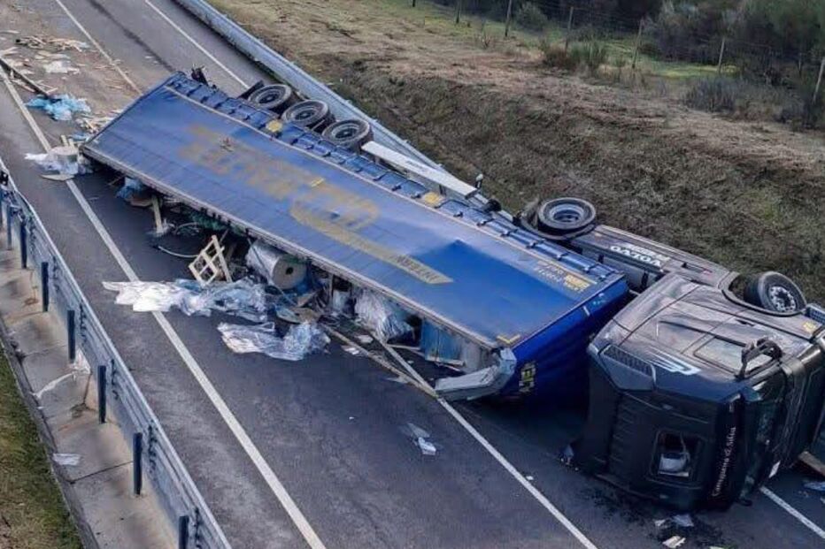 Camião azul tombado na estrada causa estragos e interdita circulação
