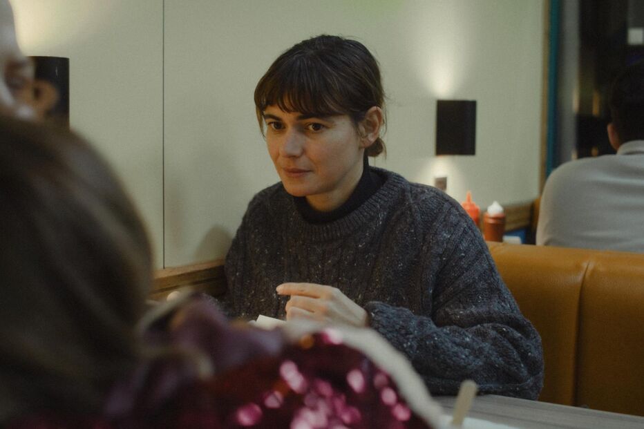 Laura Carreira, realizadora portuguesa, num espaço interior em Berlim