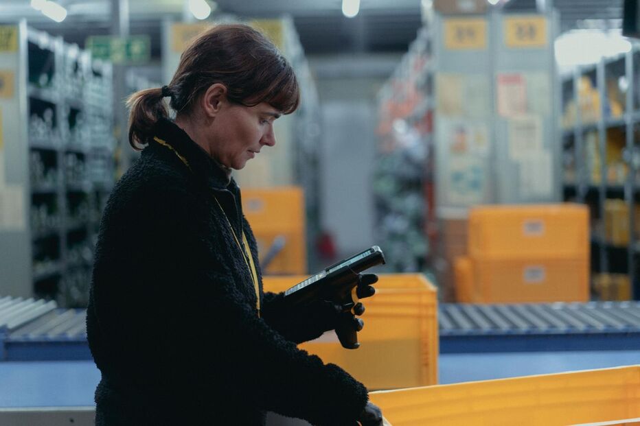 Laura Carreira, realizadora portuguesa, filma num armazém após susto no aeroporto de Berlim