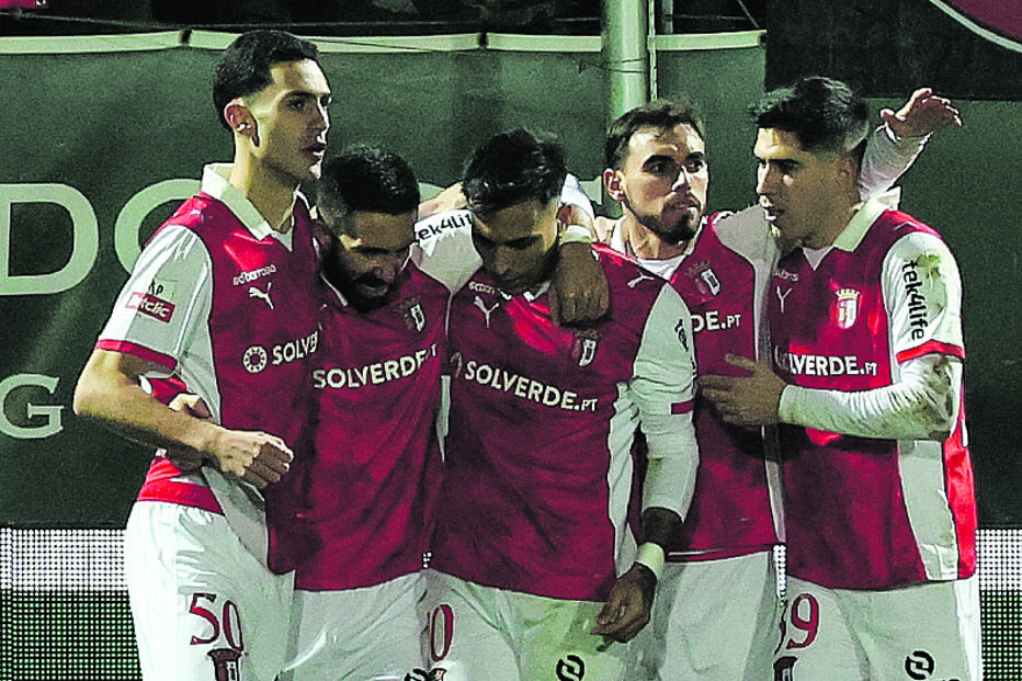 Zalazar festeja com os colegas do Sp. Braga o golo da vitória