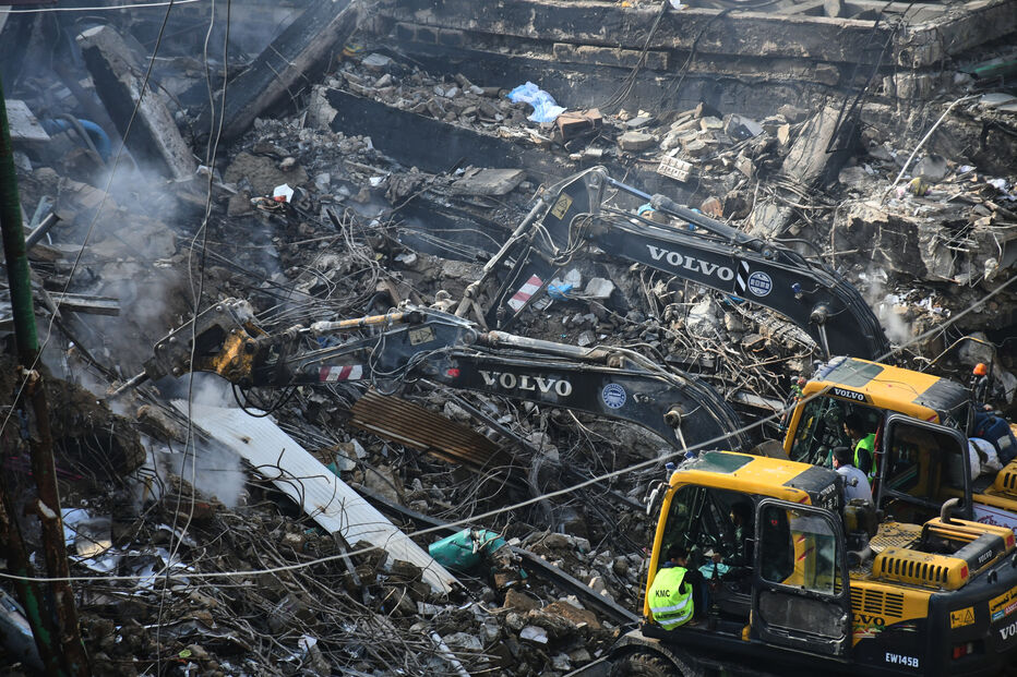 Equipes removem destroços após incêndio mortal no Paquistão