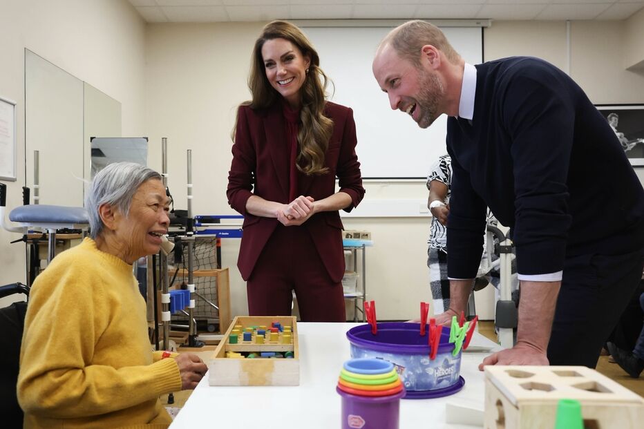 William e Kate visitam centro de reabilitação
