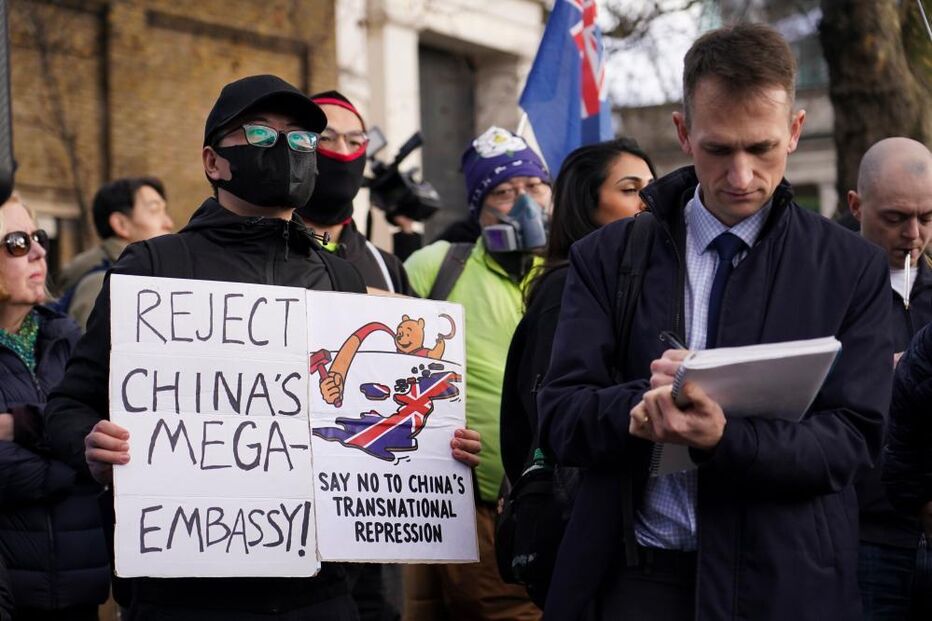 Protesto contra megaembaixada chinesa em Londres devido a receios de segurança