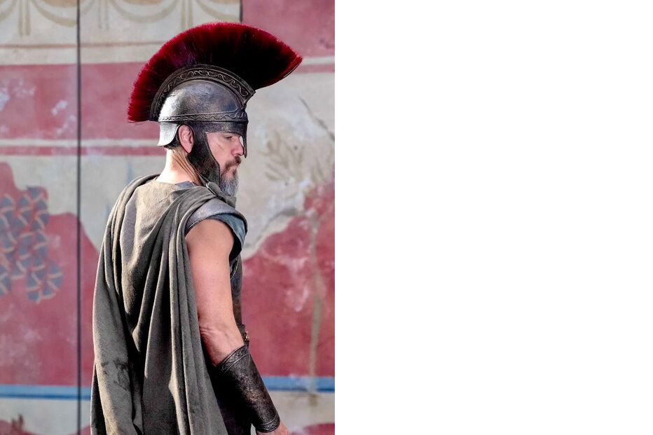 Um homem com barba e capacete posa para foto