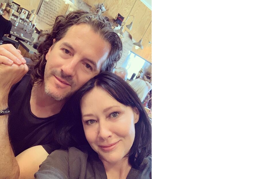 Shannen Doherty surge com o marido, enquanto família disputa a sua fortuna