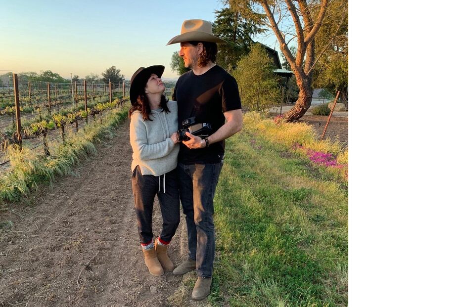 Shannen Doherty surge com o marido em clima familiar