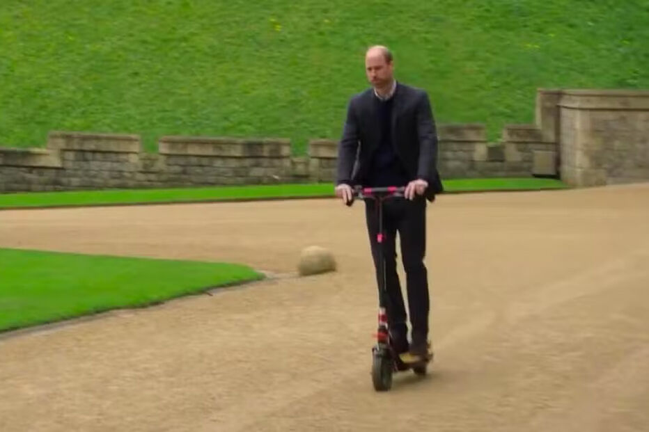 Príncipe William na trotinete