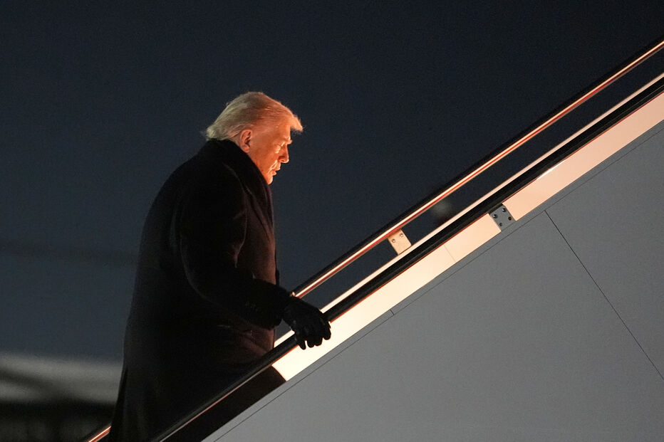 Donald Trump embarca no Air Force One para participar do Fórum Económico Mundial em Davos