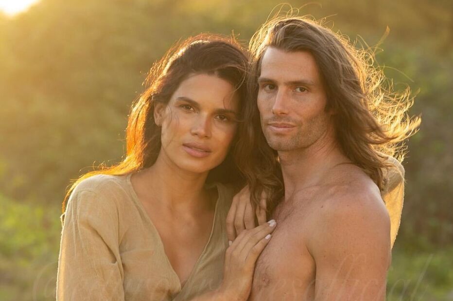 Casal espera um bebé com carinho