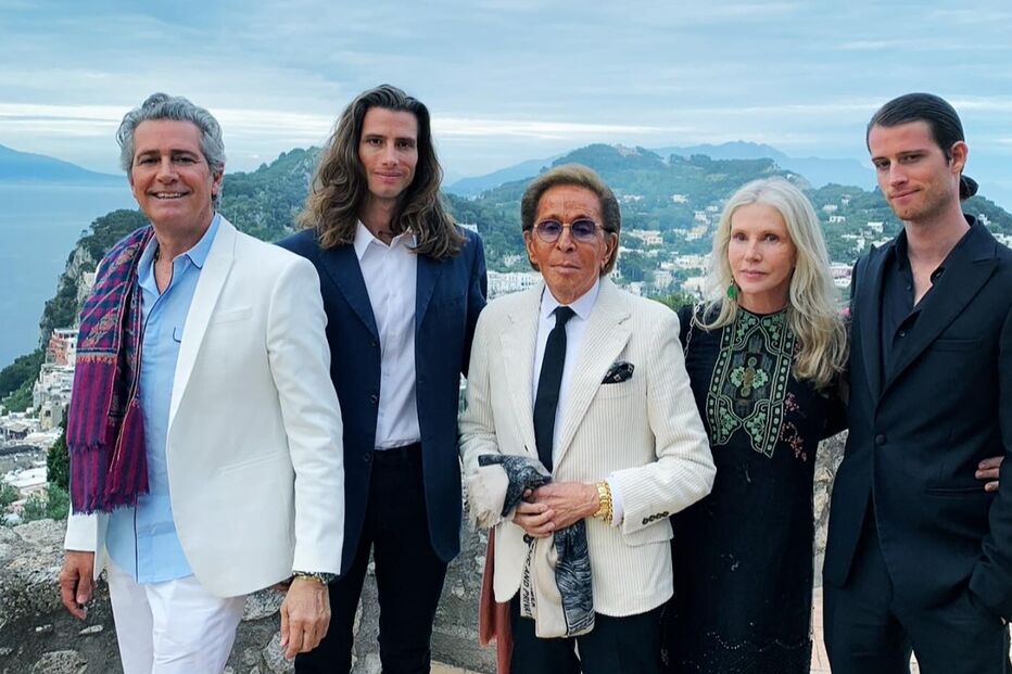 Grupo posa em Positano, Itália, com vista para o mar e montanhas
