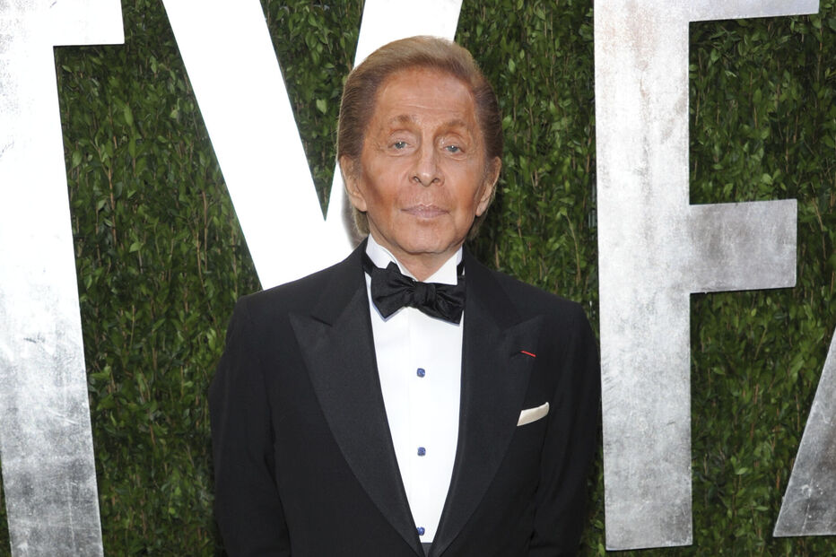Valentino, estilista italiano, faleceu aos 93 anos, deixando herdeiros