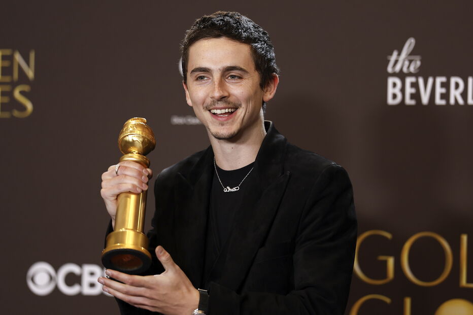 Timothée Chalamet exibe o Globo de Ouro, em Beverly Hills