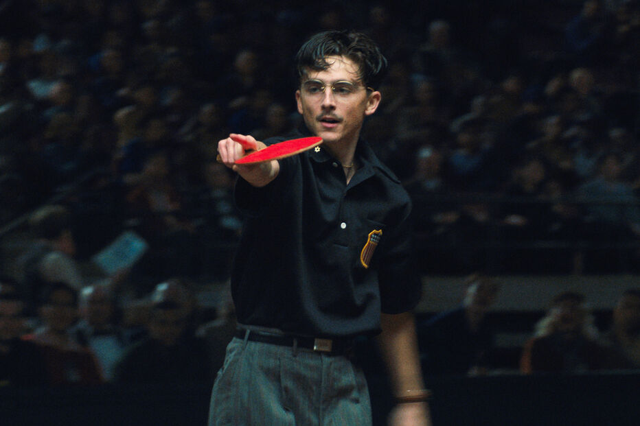 Timothée Chalamet segura raquete de ténis de mesa em novo filme