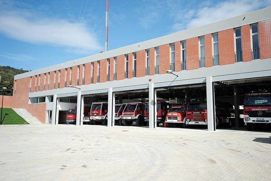 Corpo de bombeiros em S. Pedro de Sintra com carros estacionados