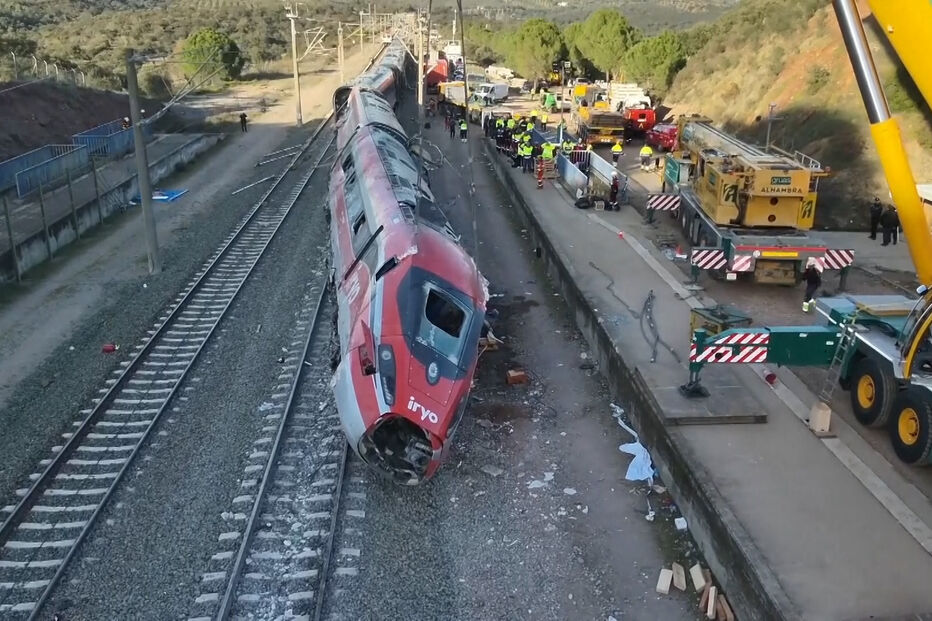 Imagens de drone mostram grua a levantar um dos comboios de alta velocidade que descarrilou em Espanha