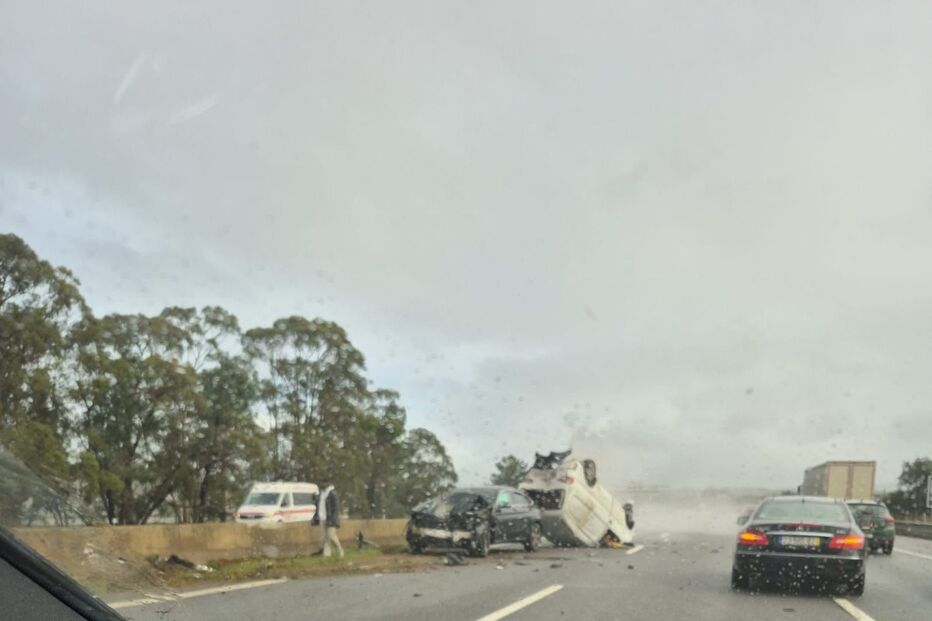 Três feridos ligeiros em colisão com capotamento na A2 em Palmela