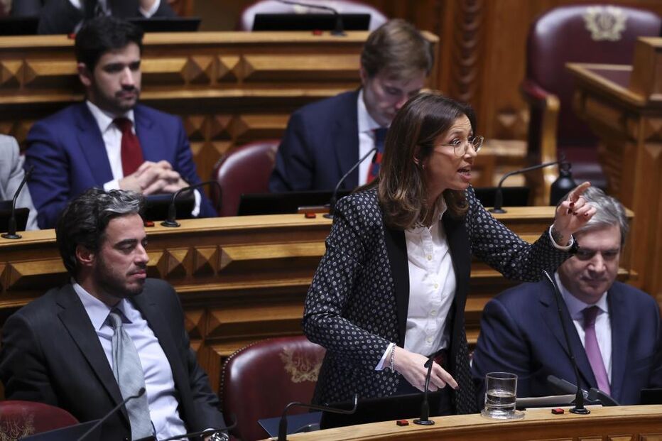 Mariana Leitão discursa no parlamento com Montenegro atento