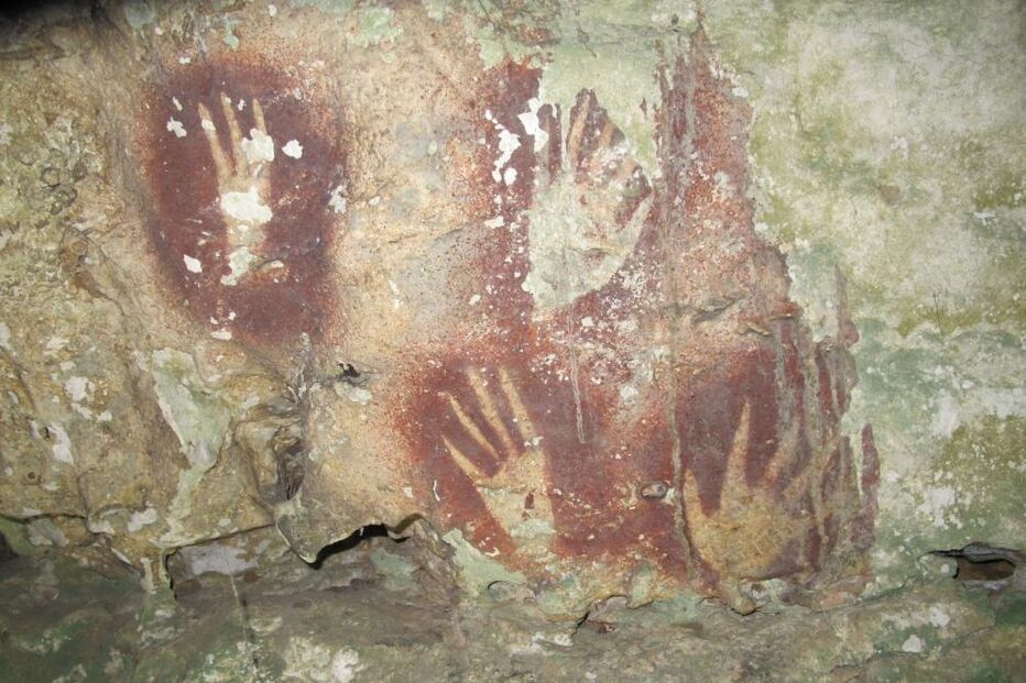 Arte rupestre: mãos impressas em gruta da Indonésia