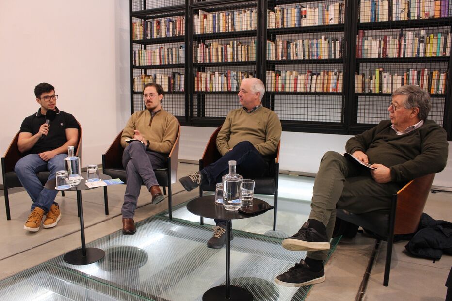 Carlos Fiolhais e outros oradores numa conversa na nova biblioteca em Coimbra.
