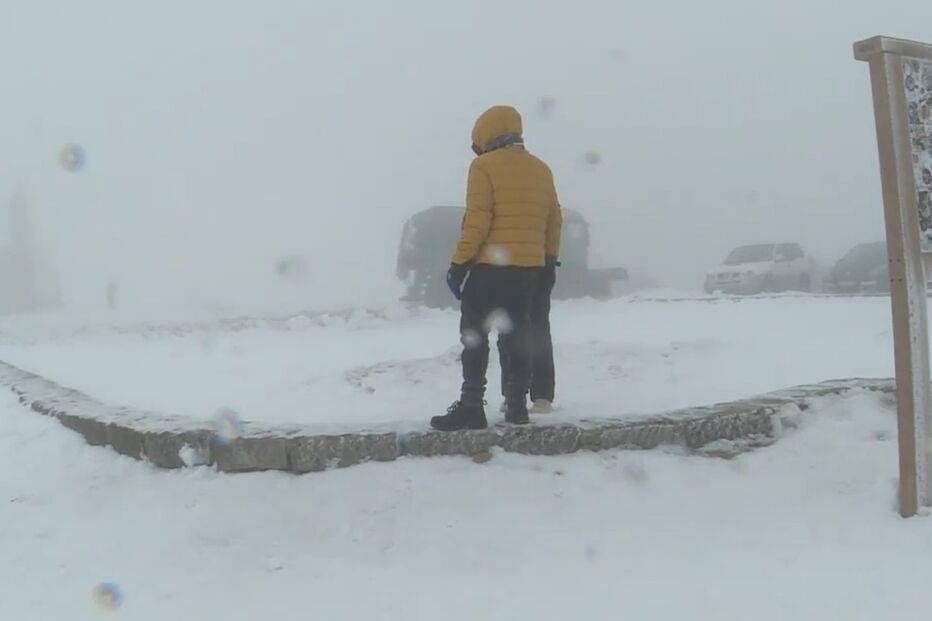 A neve continua a cair e a atrair centenas de visitantes à Serra da Estrela
