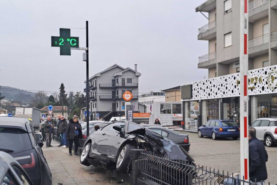 Carro descontrolado embate contra muro em Braga. Sem feridos