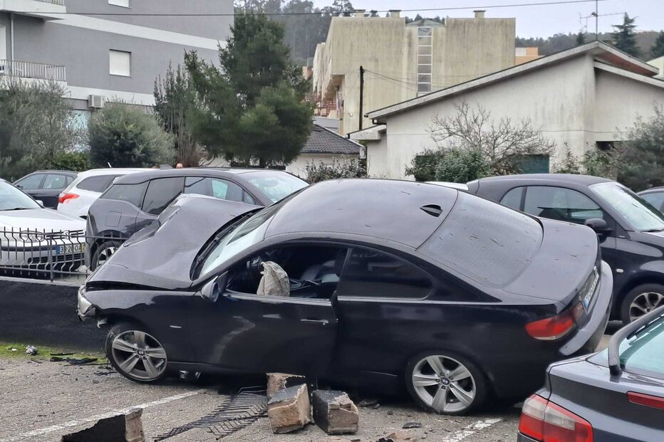 Despiste em Braga: viatura danificada após embater contra muro