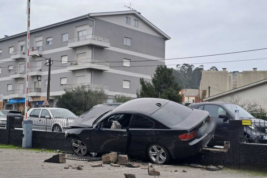 Carro descontrolado destrói muro em Braga. Ninguém ficou ferido