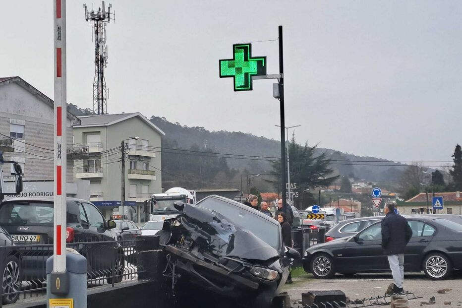 Despiste aparatoso em Braga causa danos materiais; ninguém ficou ferido.
