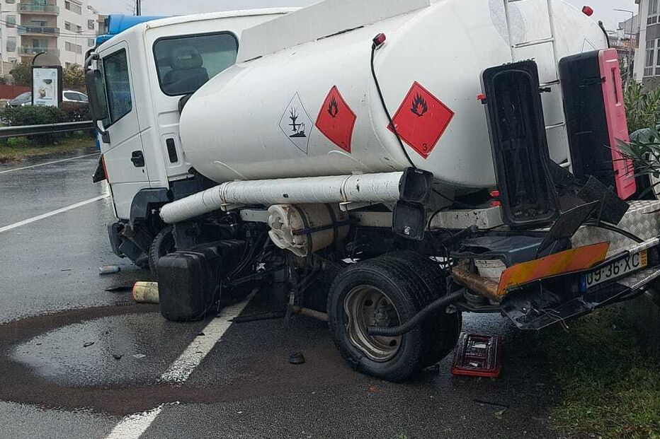 Homem ferido em colisão entre carro e camião em Santa Maria da Feira