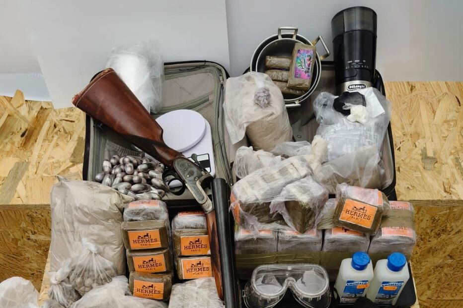 A imagem mostra apreensão de armas, dinheiro e substâncias ilícitas