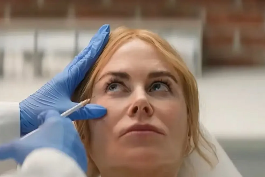 Mulher faz botox no rosto para rejuvenescer a pele