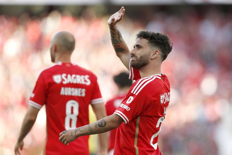 Rafa volta ao Benfica e acena aos adeptos no estádio