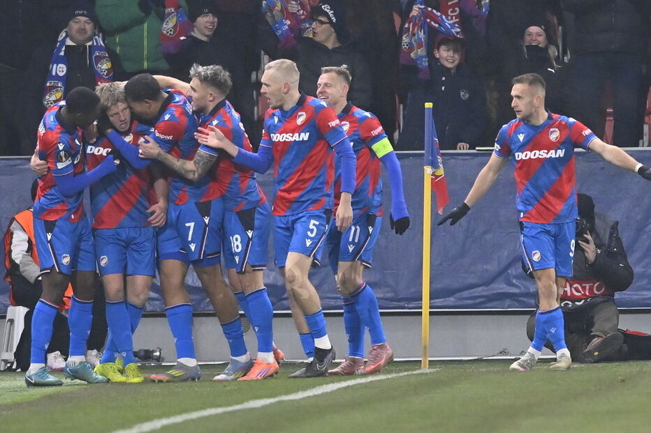 Jogadores do Viktoria Plzen celebram golo contra o FC Porto na Liga Europa, na República Checa