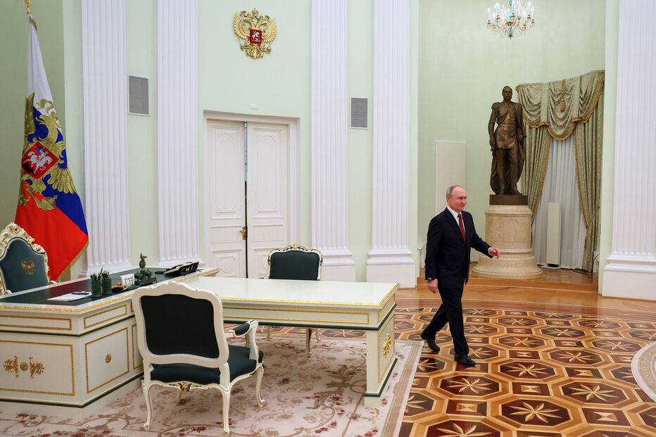 Enviados da Casa Branca reúnem-se com Putin no Kremlin, em Moscovo.
