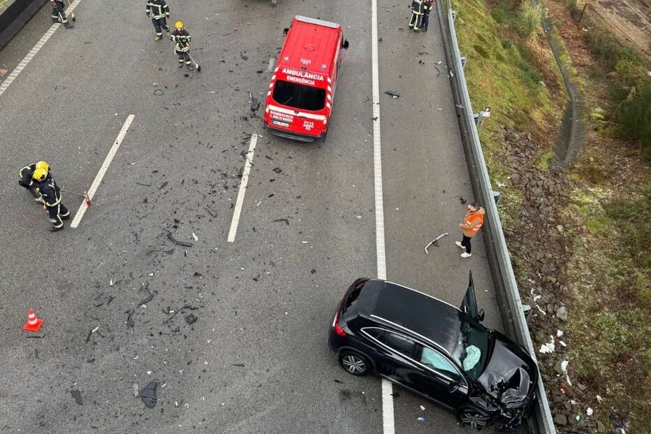 Choque em cadeia provoca um ferido grave e sete ligeiros em Santa Maria da Feira