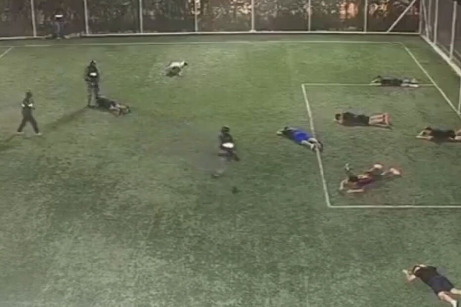 Equador em choque: homens armados disfarçados de polícias invadem relvado e matam três pessoas