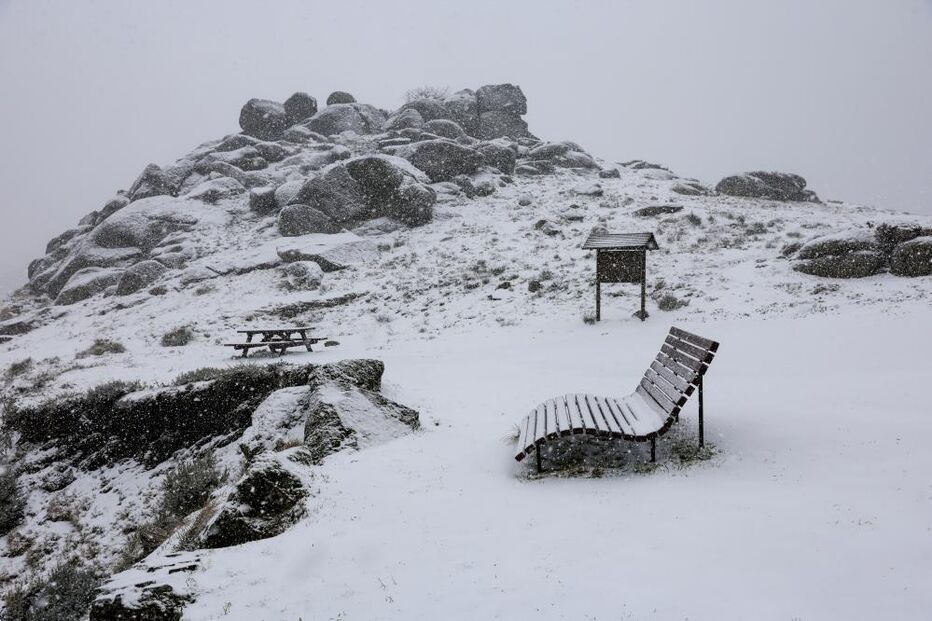 Depressão Ingrid provoca neve, acessos cortados e derrocadas em Viseu, Porto, Vila Real e Braga