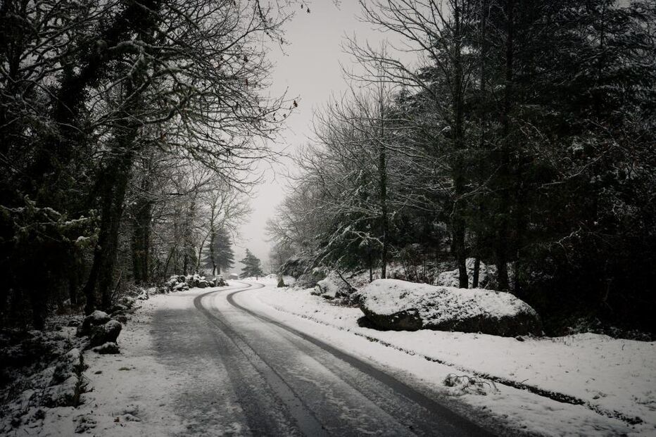 Depressão Ingrid causa neve, acessos cortados e derrocadas nos distritos de Viseu, Porto, Vila Real e Braga