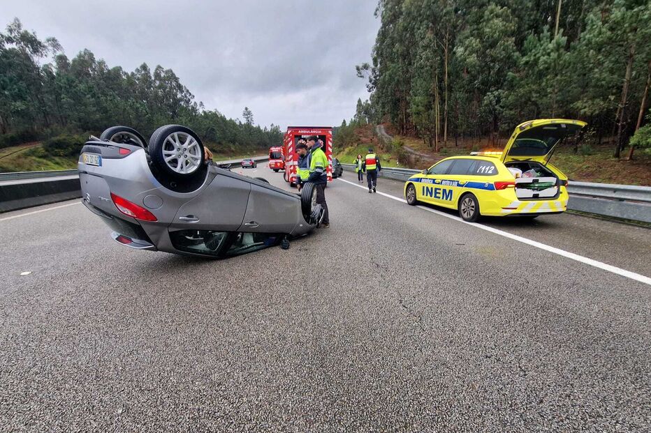 Choque em cadeia provoca um ferido grave e sete ligeiros em Santa Maria da Feira