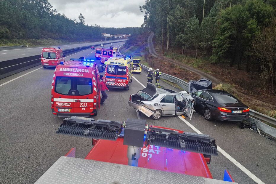 Choque em cadeia provoca um ferido grave e sete ligeiros em Santa Maria da Feira